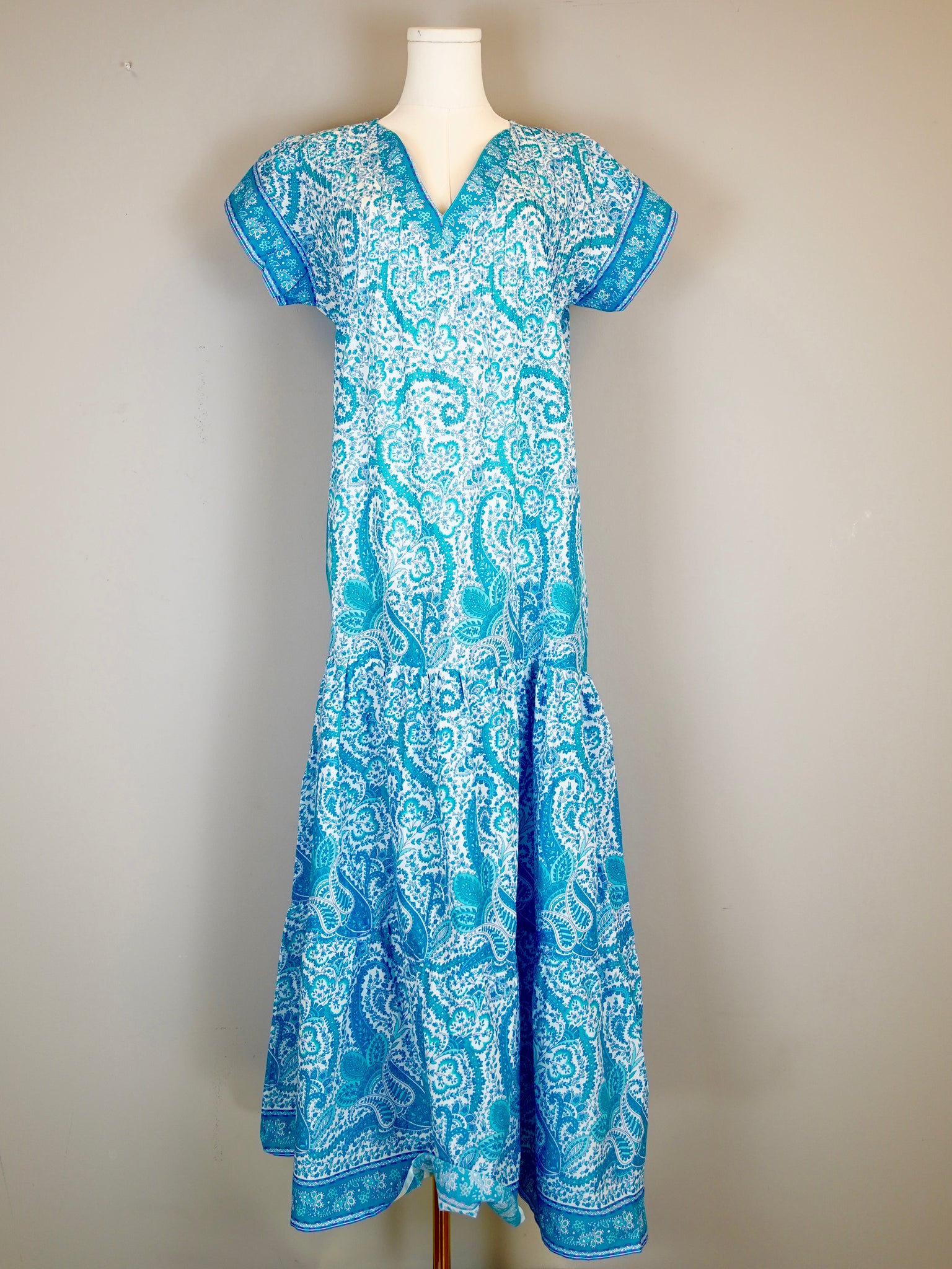 Bailey Maxi Dress - effervescent Paisley - White/ Capri Turquoise